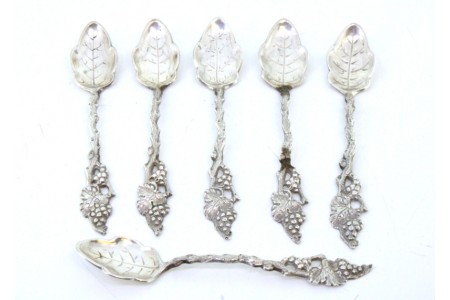  Conjunto de seis colheres de chá em prata com relevos no cabo e concha em forma de folhas com nervuras.